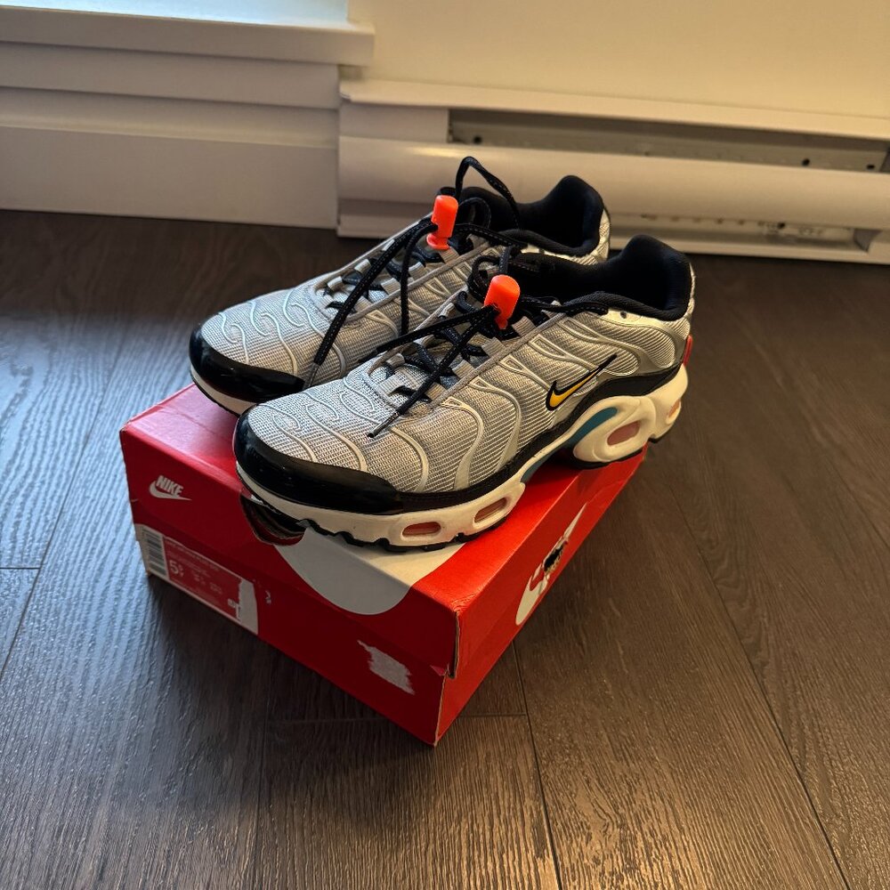 Nike Air Max Plus GS Metallic Silver Speed Yellow Size 5.5Y